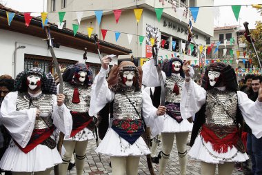 Katılımcılar Genitsari ve Boules antik geleneğine katılıyorlar. Bir dans-olay Mar Yunanistan'da Karnaval Pazar günü ünlü Naoussa Karnavalı ana özelliğidir 6, 2011.