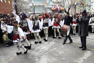 Katılımcılar Genitsari ve Boules antik geleneğine katılıyorlar. Bir dans-olay Mar Yunanistan'da Karnaval Pazar günü ünlü Naoussa Karnavalı ana özelliğidir 6, 2011.