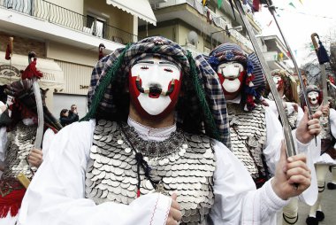 Katılımcılar Genitsari ve Boules antik geleneğine katılıyorlar. Bir dans-olay Mar Yunanistan'da Karnaval Pazar günü ünlü Naoussa Karnavalı ana özelliğidir 6, 2011.