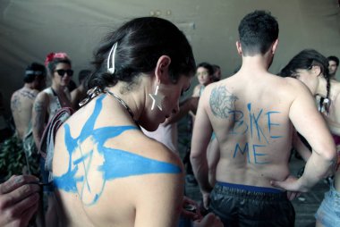 Selanik, Yunanistan - 04 Haziran 2010. Çıplak bisikletçiler yıllık Uluslararası Çıplak Bisiklet Ride katılmak. 