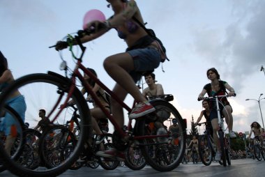 Selanik, Yunanistan - 04 Haziran 2010. Çıplak bisikletçiler yıllık Uluslararası Çıplak Bisiklet Ride katılmak. 