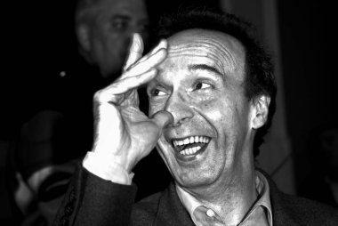 İtalyan aktör Roberto Benigni, Nisan'da Yunanistan'da Selanik Üniversitesi'nde bir tören sırasında jestleri 4, 2012. 