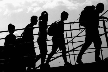 Turist sezonu Yunanistan için zirveye ulaşırken Selanik limanında yolcu gemisinden inen turistler, Selanik, Yunanistan Ağustos'ta 8, 2019