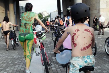 Selanik, Yunanistan - 03 Haziran 2011. Çıplak bisikletçiler yıllık Uluslararası Çıplak Bisiklet Ride katılmak. 