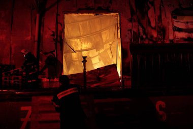 İtfaiyeciler Selanik'te bir nakliye şirketi patlak veren bir yangını söndürmeye çalışın, Yunanistan Mayıs'ta 2, 2012