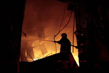 İtfaiyeciler Selanik'te bir nakliye şirketi patlak veren bir yangını söndürmeye çalışın, Yunanistan Mayıs'ta 2, 2012