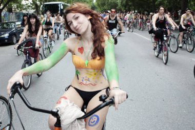 Selanik, Yunanistan - 01 Haziran 2012. Çıplak bisikletçiler yıllık Uluslararası Çıplak Bisiklet Ride katılmak. 