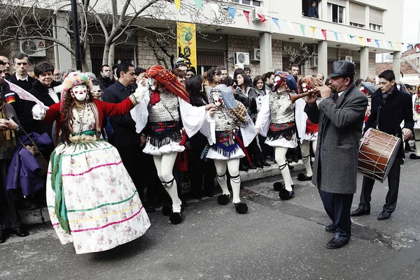参加参加吉尼萨里和布尔斯的古老习俗 2011年3月6日希腊狂欢节的周日 著名的Naoussa狂欢节的主要特色是舞蹈活动 — 图库照片