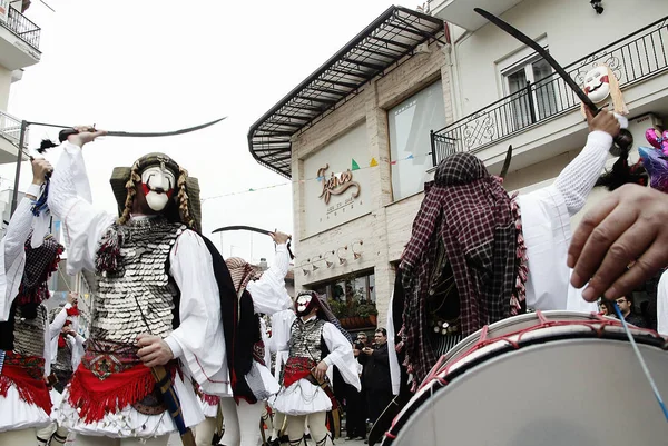 参加者は ジェニタリとブールの古代の習慣に参加します ダンスイベントは 2011年3月6日にギリシャのカーニバルの日曜日にナウサの有名なカーニバルの主な特徴です — ストック写真