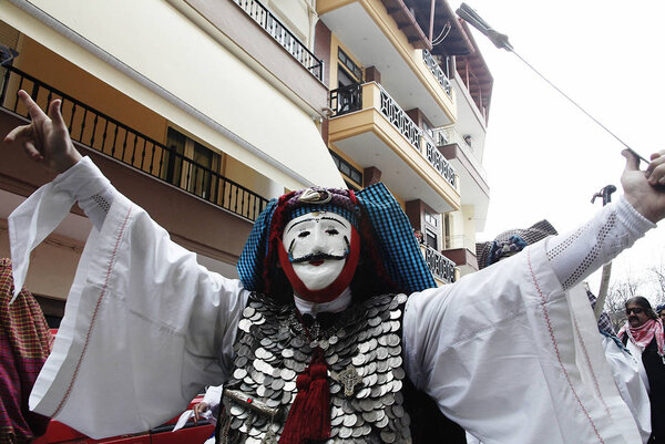 Участники принимают участие в древнем обычае Genitsari и Boules. Танцевальное мероприятие является главной особенностью знаменитого карнавала Науа в воскресенье карнавала в Греции 3 марта. 6, 2011
.