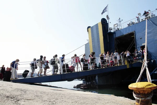 Turyści Wyruszają Rejsu Statkiem Porcie Salonikach Jak Sezon Turystów Osiągnie — Zdjęcie stockowe