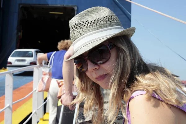 Turister Stiger Från Kryssningsfartyg Thessaloniki Hamn Som Turister Säsongen Når — Stockfoto