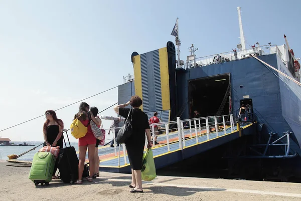 Turistas Desembarcan Crucero Puerto Tesalónica Medida Que Temporada Turistas Alcanza — Foto de Stock