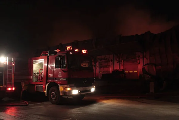 2012年5月2日 希腊塞萨洛尼基一家运输公司发生火灾 消防队员试图扑灭火灾 — 图库照片