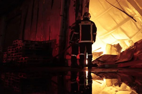 Пожежники Намагаються Загасити Пожежу Спалахнули Транспортній Компанії Салоніках Греція Травня — стокове фото