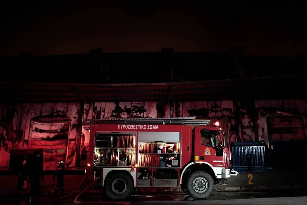 Brandweerlieden Proberen Een Brand Blussen Die Uitbrak Bij Een Transportbedrijf — Stockfoto