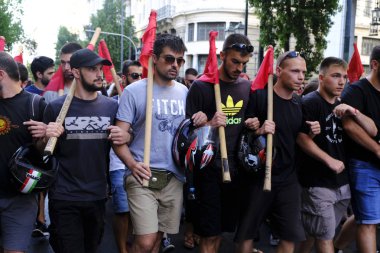 Öğrenciler Atina'daki Yunan üniversitelerinde üniversite sığınma sünnetkarşı kırmızı bayraklarla sokakta göstermek, Ağustos 8, 2019.