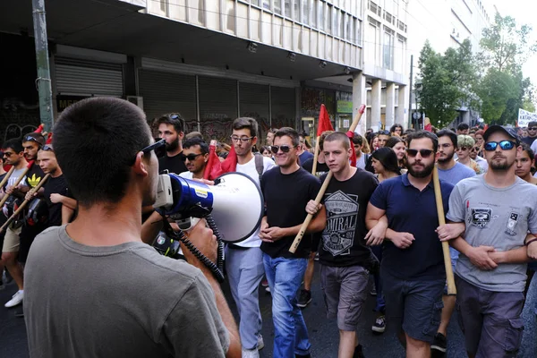 学生は 2019年8月8日にギリシャのアテネのギリシャの大学で大学亡命の割礼に対して赤い旗で路上でデモを行います — ストック写真