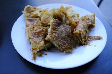 Selanik'te fırında beyaz tabakta servis edilen bir Yunan bougatsa, 22 Ağustos 2019