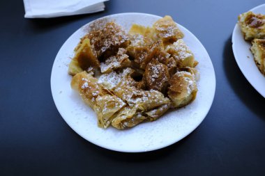 Selanik'te fırında beyaz tabakta servis edilen bir Yunan bougatsa, 22 Ağustos 2019