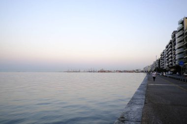 22 Ağustos 2019 tarihinde Yunanistan'ın kuzeyindeki Selanik kentinde sahil şeridindeki konut ların görünümü.