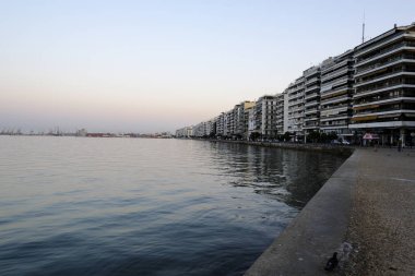 22 Ağustos 2019 tarihinde Yunanistan'ın kuzeyindeki Selanik kentinde sahil şeridindeki konut ların görünümü.