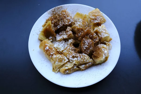 Görög Bougatsa Szolgált Fehér Lemez Pékség Thesszaloniki Görögország Augusztus 2019 — Stock Fotó