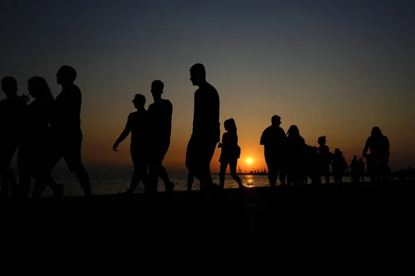 Pedestrians Walk Seaside Promenade Warm Summer Sunset Northern Greek City — Stock Photo, Image