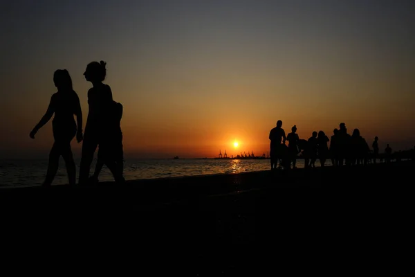 Fußgänger Spazieren Der Strandpromenade Während Eines Warmen Sommeruntergangs Der Nordgriechischen — Stockfoto