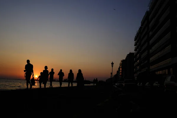 Fußgänger Spazieren Der Strandpromenade Während Eines Warmen Sommeruntergangs Der Nordgriechischen — Stockfoto