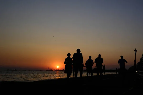 Pedoni Camminano Sul Lungomare Durante Caldo Tramonto Estivo Nella Città — Foto Stock