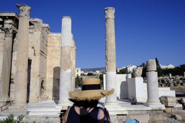 İnsanlar 7 Ağustos 2019'da Atina,Yunanistan'daki Hadrian Kütüphanesi'nin yıkıntılarında tura çıktılar..