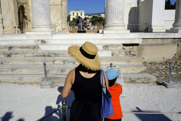 Άνθρωποι Κάνουν Μια Ξενάγηση Στα Ερείπια Της Βιβλιοθήκης Του Αδριανού — Φωτογραφία Αρχείου