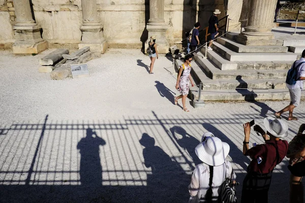 Les Gens Font Une Visite Guidée Dans Les Ruines Bibliothèque — Photo