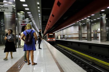 İnsanlar Atina'da bir metro platformunda bekliyor, Yunanistan Ağustos 23, 2019