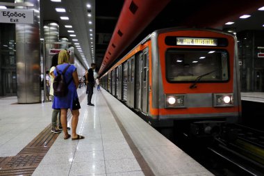 İnsanlar Atina'da bir metro platformunda bekliyor, Yunanistan Ağustos 23, 2019