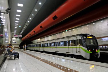 İnsanlar Atina'da bir metro platformunda bekliyor, Yunanistan Ağustos 8, 2019