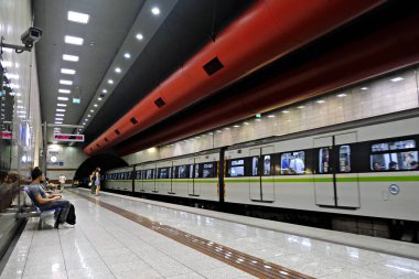 İnsanlar Atina'da bir metro platformunda bekliyor, Yunanistan Ağustos 8, 2019