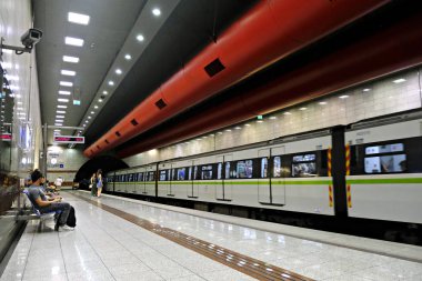 İnsanlar Atina'da bir metro platformunda bekliyor, Yunanistan Ağustos 8, 2019
