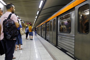 İnsanlar Atina'da bir metro platformunda bekliyor, Yunanistan Ağustos 9, 2019