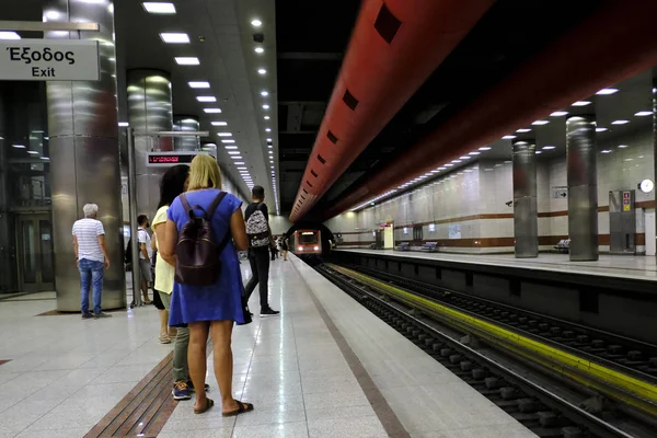 Pessoas Esperam Uma Plataforma Metrô Atenas Grécia Agosto 2019 — Fotografia de Stock