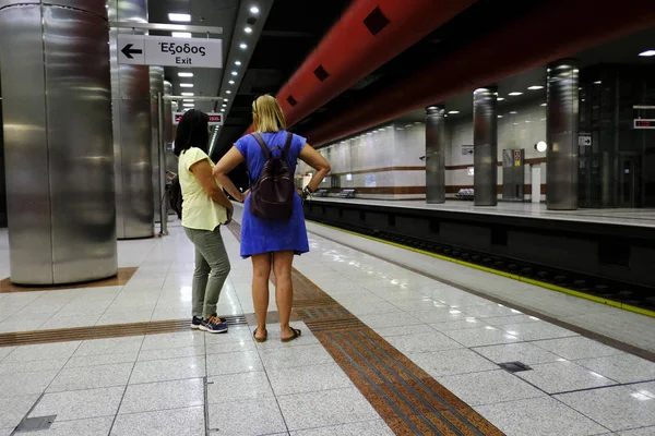 Gente Espera Una Plataforma Metro Atenas Grecia Agosto 2019 — Foto de Stock