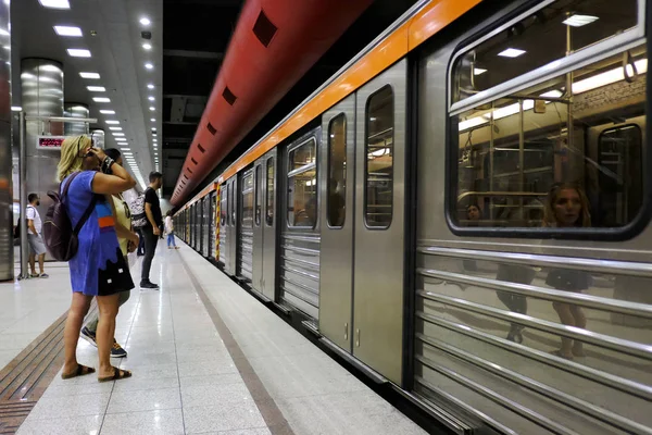 Gente Espera Una Plataforma Metro Atenas Grecia Agosto 2019 — Foto de Stock