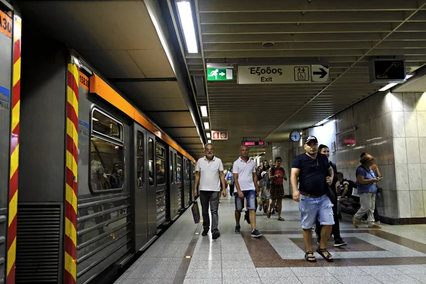 Pessoas Esperam Uma Plataforma Metrô Atenas Grécia Agosto 2019 — Fotografia de Stock