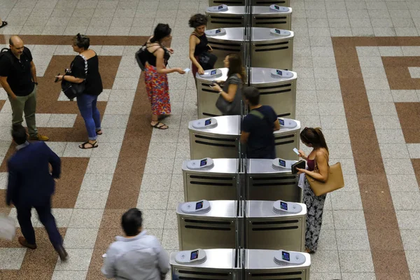 2019年8月9日 在希腊雅典地下火车站的站台上 人们在地铁检票机之间行走 — 图库照片