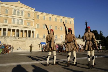 Cumhurbaşkanlığı muhafızları Atina'da Meçhul asker Mezarı önünde nöbet bir tören değişikliği gerçekleştirmek, Yunanistan Ağustos'ta 8, 2019