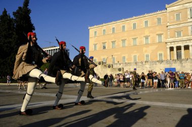 Cumhurbaşkanlığı muhafızları Atina'da Meçhul asker Mezarı önünde nöbet bir tören değişikliği gerçekleştirmek, Yunanistan Ağustos'ta 8, 2019