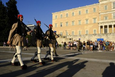 Cumhurbaşkanlığı muhafızları Atina'da Meçhul asker Mezarı önünde nöbet bir tören değişikliği gerçekleştirmek, Yunanistan Ağustos'ta 8, 2019