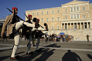Cumhurbaşkanlığı muhafızları Atina'da Meçhul asker Mezarı önünde nöbet bir tören değişikliği gerçekleştirmek, Yunanistan Ağustos'ta 8, 2019