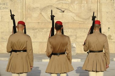 Cumhurbaşkanlığı muhafızları Atina'da Meçhul asker Mezarı önünde nöbet bir tören değişikliği gerçekleştirmek, Yunanistan Ağustos'ta 8, 2019